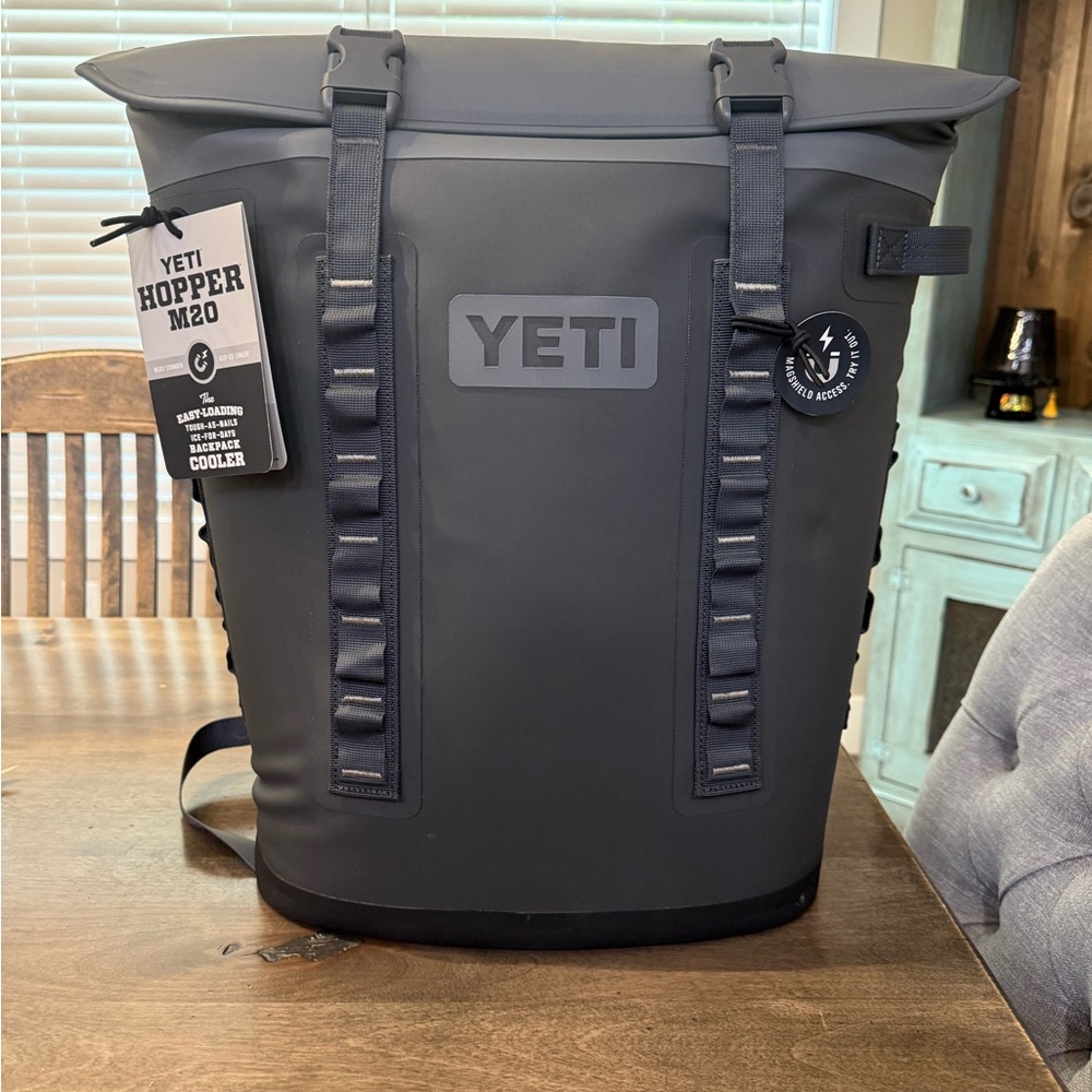 Yeti Gray Hopper M20 Cooler Rugged Waterproof Design